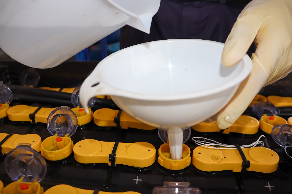 充電前，充電后，叉車電池應(yīng)該在什么時(shí)候加水？