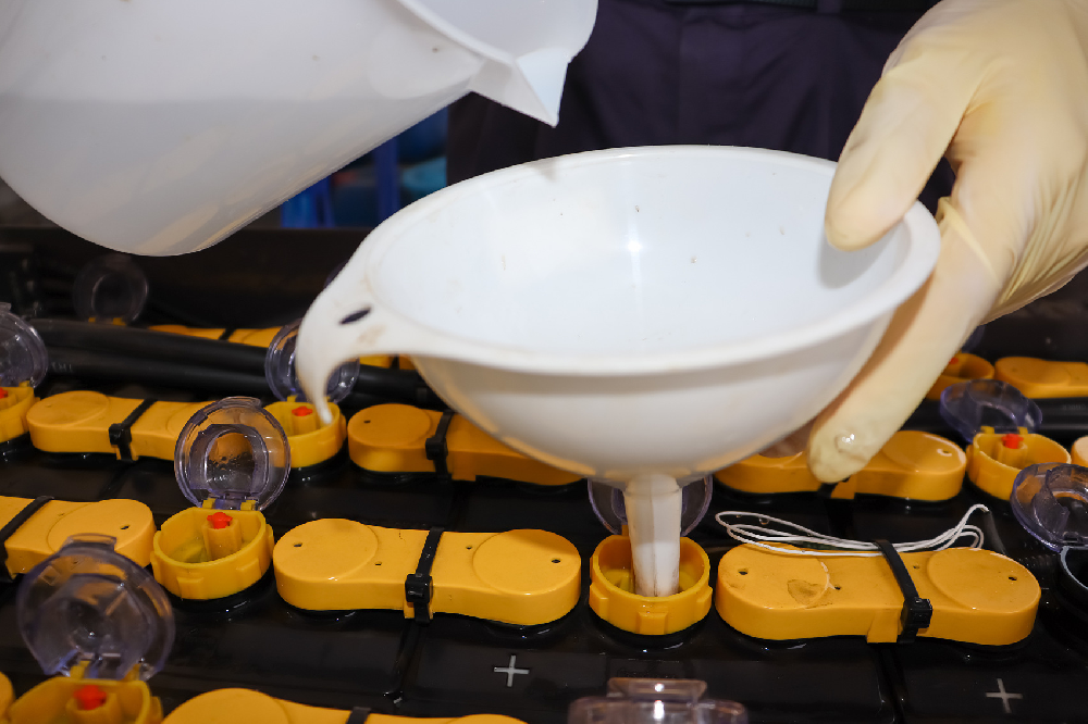 電瓶加水的正確步驟，電動車電池需要加什么水？